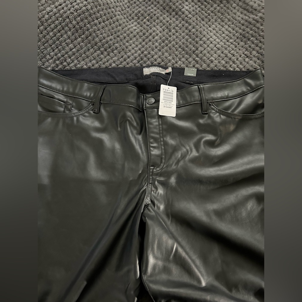 Brand new with tags torrid pants. Size 20 short.